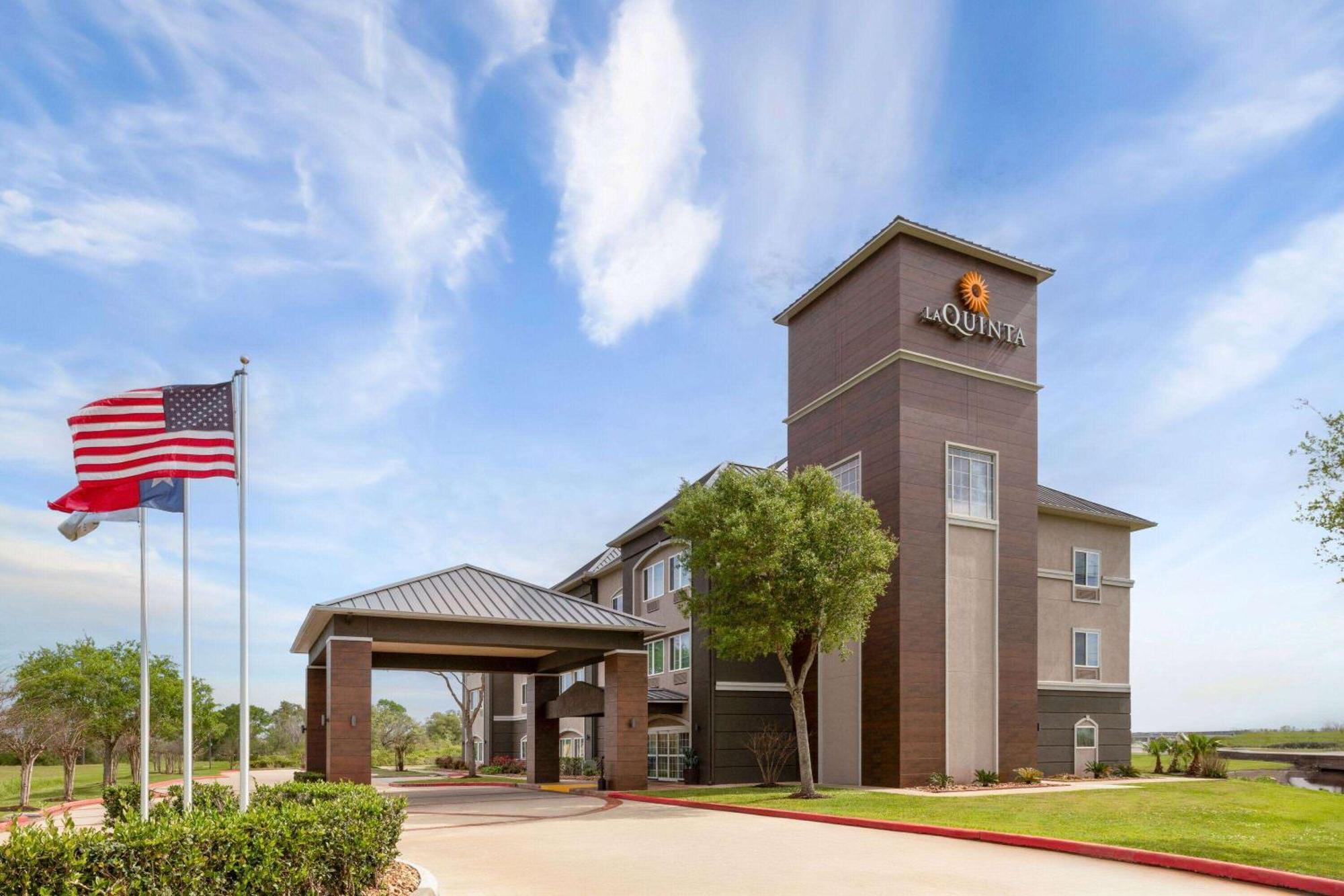 La Quinta By Wyndham Angleton Hotel Exterior photo