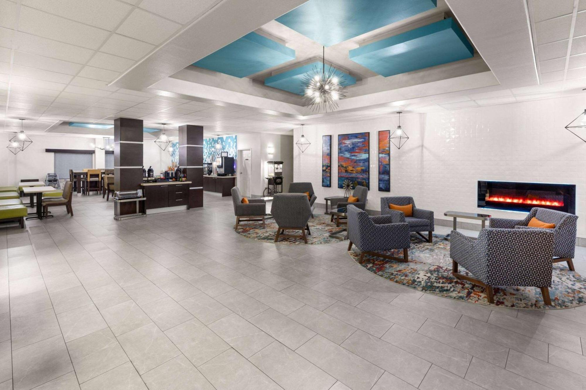 La Quinta By Wyndham Angleton Hotel Exterior photo