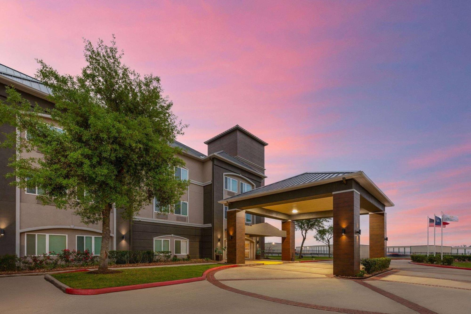 La Quinta By Wyndham Angleton Hotel Exterior photo
